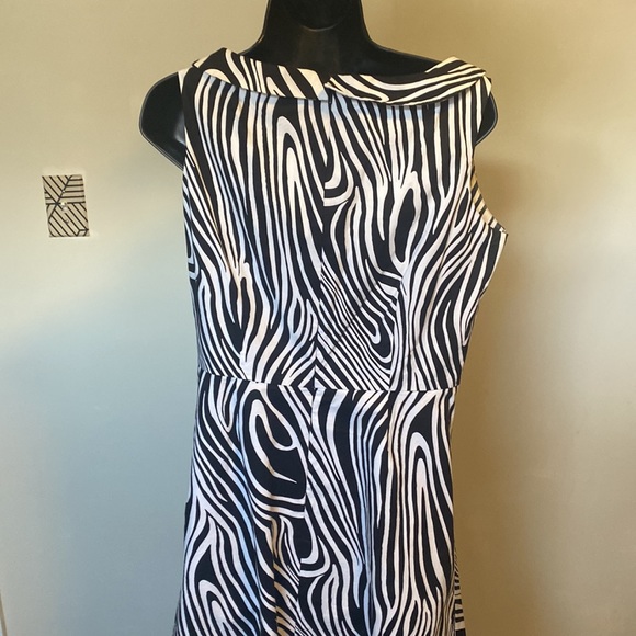 PRE-OWNED DLG BLACK & WHITE COLLARED SLEEVELESS DRESS - Picture 8 of 12